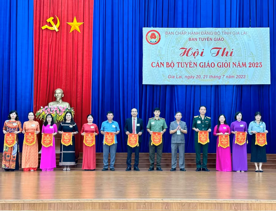 Trưởng ban Tuyên giáo Tỉnh ủy Huỳnh Thế Mạnh (thứ 5 từ phải qua) tặng cờ lưu niệm cho các đội tham gia hội thi. Ảnh: Huyền Ly