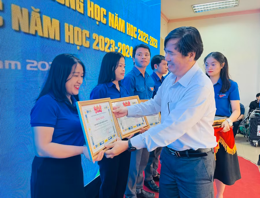 Ông Trần Bá Công-Phó Giám đốc Sở Giáo dục và Đào tạo tặng bằng khen của Ban Chấp hành Tỉnh Đoàn cho các tập thể có thành tích xuất sắc trong công tác Đoàn và phong trào thanh niên. Ảnh: P.L