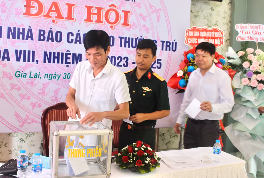 Các đại biểu bỏ phiếu bầu Ban Thư ký Chi hội khóa mới. Ảnh: P.L Các đại biểu bỏ phiếu bầu Ban Thư ký Chi hội khóa mới. Ảnh: P.L