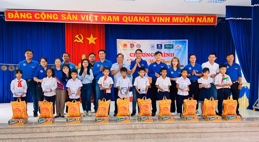 Nhóm cựu cán bộ Đoàn cơ sở TP. Pleiku tặng quà cho học sinh khó khăn Trường Tiểu học Anh hùng Núp. Ảnh: Phan Lài
