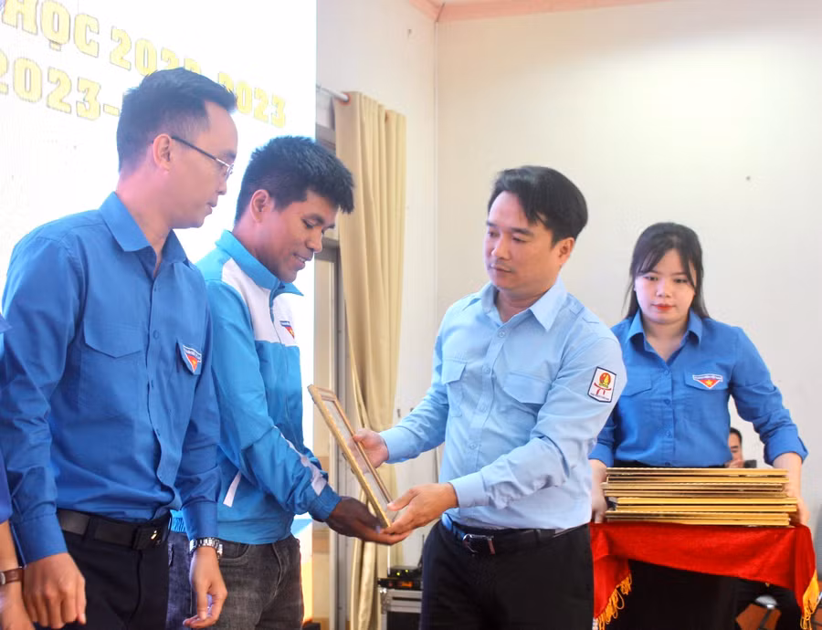 Anh Đỗ Duy Nam-Phó Bí thư Tỉnh Đoàn, Chủ tịch Hội đồng Đội tỉnh tặng bằng khen cho các tập thể có thành tích xuất sắc trong công tác Đội và phong trào thiếu nhi. Ảnh: M.N