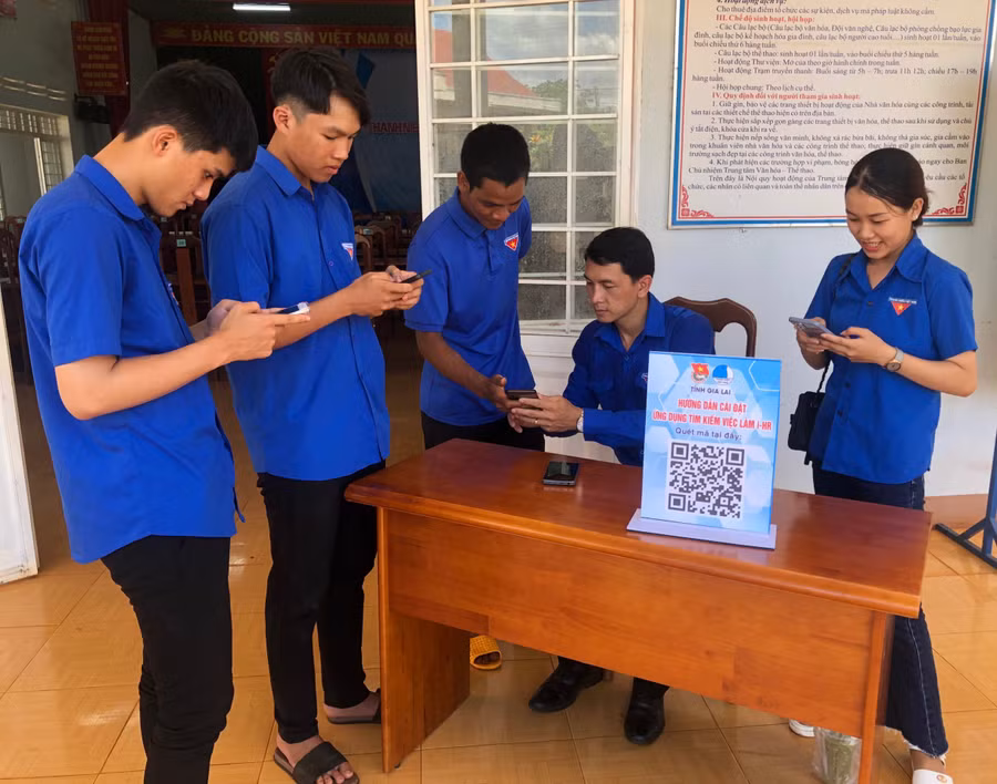 Đoàn viên, thanh niên huyện Đức Cơ cài đặt ứng dụng tìm kiếm việc làm i-HR. Ảnh: Trần Hiếu Đoàn viên, thanh niên huyện Đức Cơ cài đặt ứng dụng tìm kiếm việc làm i-HR. Ảnh: Trần Hiếu