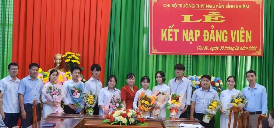 Chi bộ Trường THPT Nguyễn Bỉnh Khiêm kết nạp 9 đảng viên là học sinh trong năm học 2022-2023. Ảnh: Hoàng Dũng