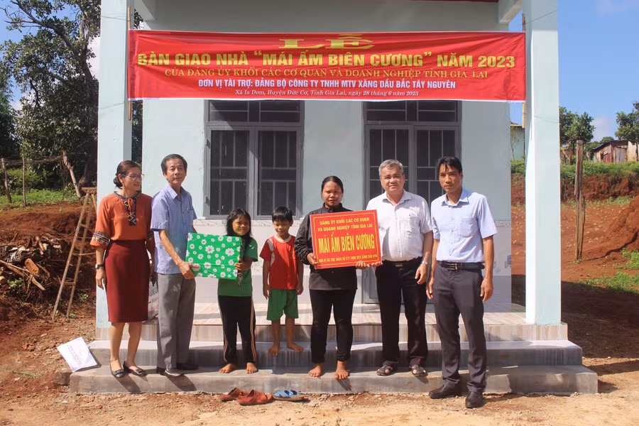 Đảng ủy Khối các Cơ quan và Doanh nghiệp tỉnh phối hợp UBND huyện Đức Cơ bàn giao "Mái ấm biên cương" cho chị Rơ Châm H’Chuyên (thứ 3 từ phải qua, thôn Mook Trang, xã Ia Dom). Ảnh: P.L