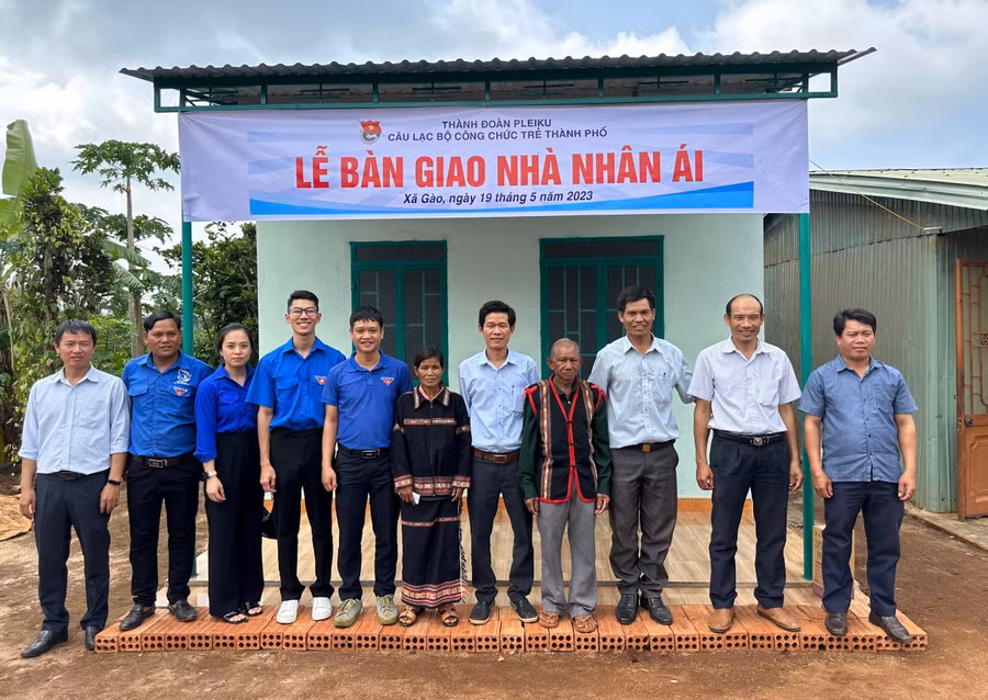 Câu lạc bộ Công chức trẻ TP. Pleiku bàn giao nhà nhân ái cho ông Rah Lan Ning (thứ 4 từ phải qua). Ảnh: M.N