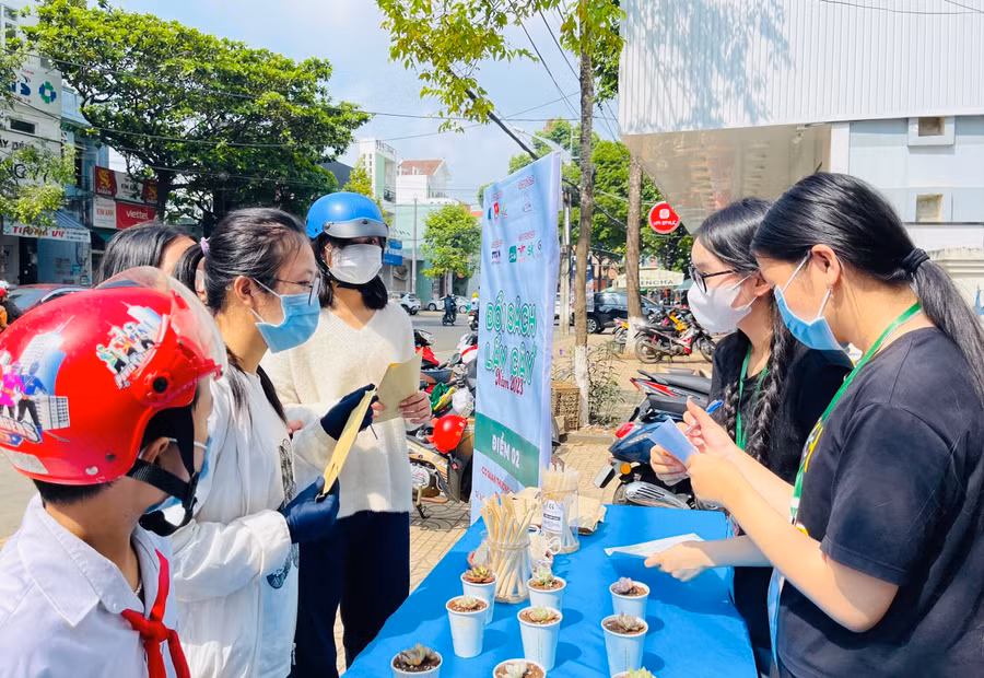 Điểm đổi sách lấy cây tại TP. Pleiku nhận được sự quan tâm, ủng hộ của nhiều người dân. Ảnh: M.N