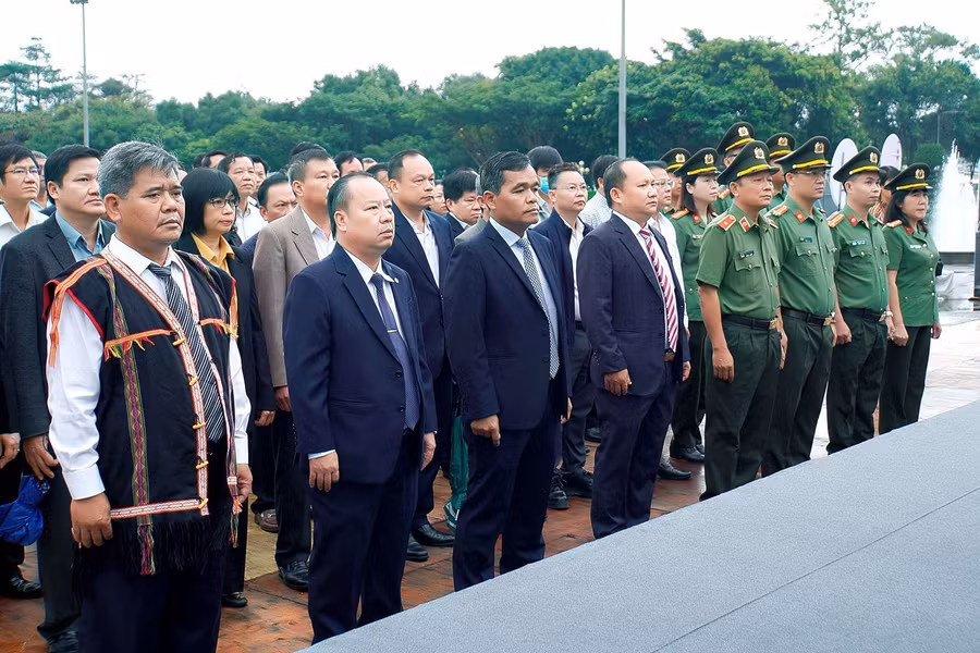 Các đại biểu tham gia lễ dâng hoa trước Tượng đài Bác Hồ với các dân tộc Tây Nguyên tại Quảng trường Đại Đoàn Kết. Ảnh: Đ.T