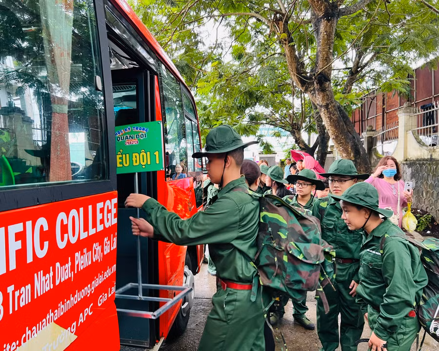 Các chiến sĩ "nhí" lên xe di chuyển đến Trung đoàn Bộ binh 991 để tham gia chương trình "Học kỳ trong quân đội". Ảnh: P.L