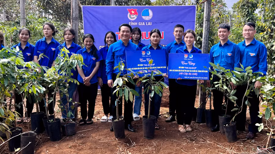 Tỉnh Đoàn trao tặng mô hình sinh kế cho thanh niên xã Biển Hồ (TP. Pleiku). Ảnh: Phan Lài