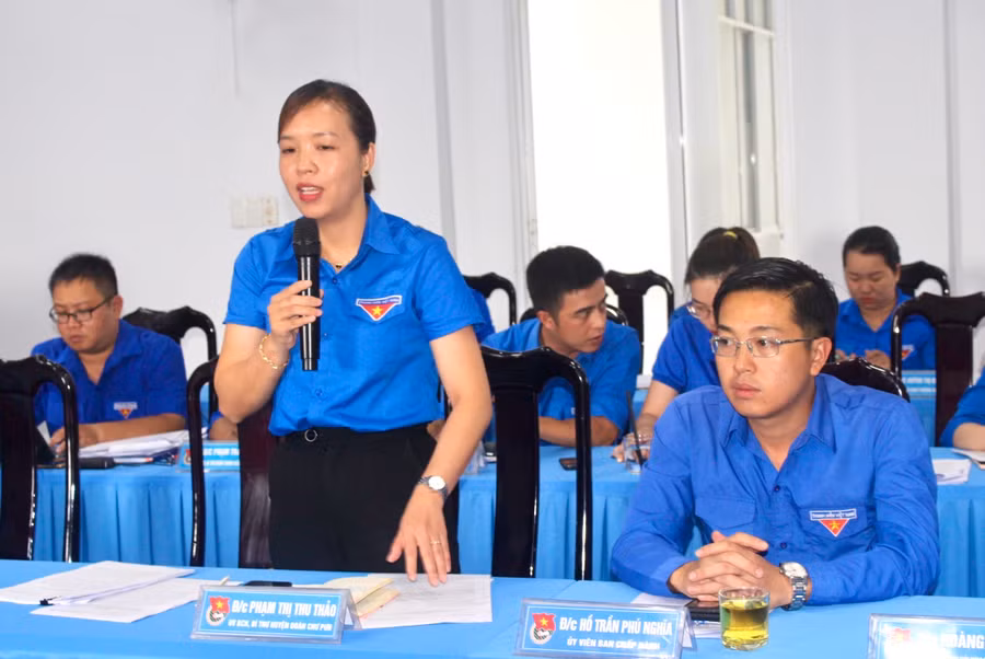 Chị Phạm Thị Thu Thảo-Bí thư Huyện Đoàn Chư Pưh phát biểu ý kiến tại hội nghị. Ảnh: P.L