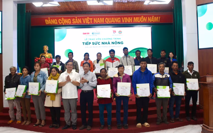Ban tổ chức trao vốn vay cho các hộ nông dân khó khăn tại huyện Chư Sê. Ảnh: Diệp Lài