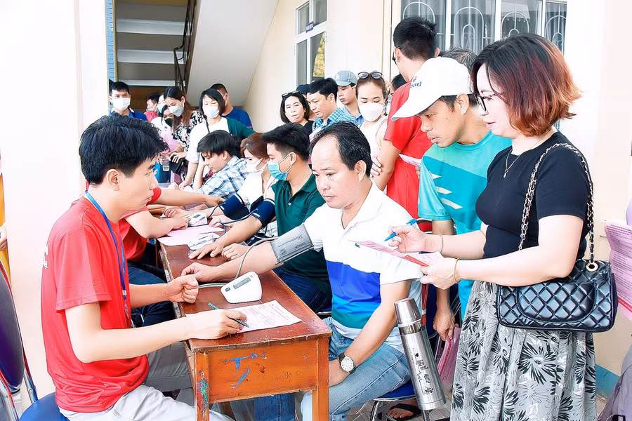 Người dân được khám sàng lọc sức khỏe trước khi hiến máu tình nguyện. Ảnh: Đ.T