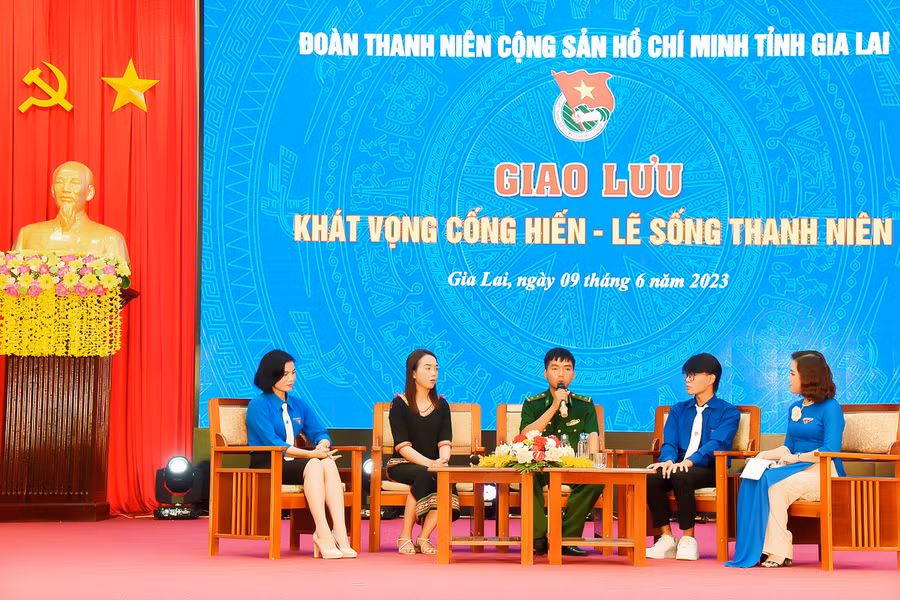 Đoàn viên, thanh niên giao lưu, chia sẻ về nội dung “Khát vọng cống hiến-lẽ sống thanh niên”. Ảnh: Đ.T