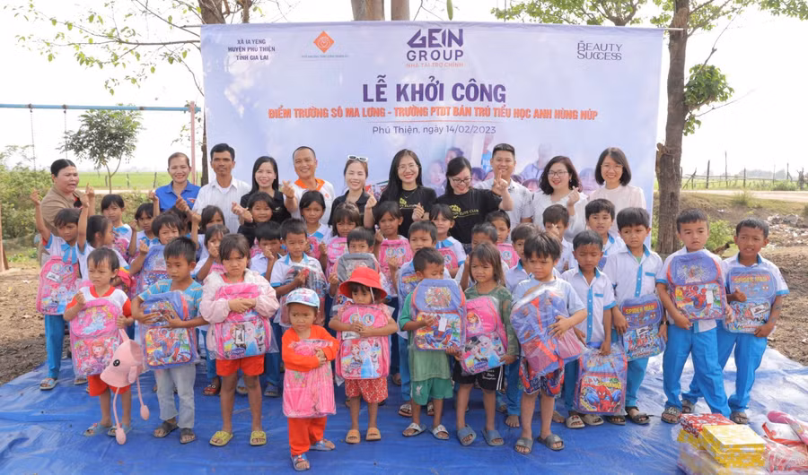 Quỹ Những tấm lòng nhân ái tặng quà cho các em học sinh ở Trường Phổ thông Dân tộc bán trú Tiểu học Anh hùng Núp điểm trường Sô Ma Lơng. Ảnh: Diệu Loan
