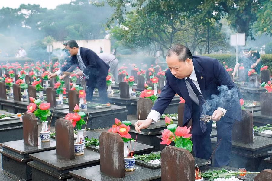 Phó Bí thư Thường trực Tỉnh ủy Châu Ngọc Tuấn dâng hương tại phần mộ các liệt sĩ ở nghĩa trang Liệt sĩ tỉnh. Ảnh: Đ.T