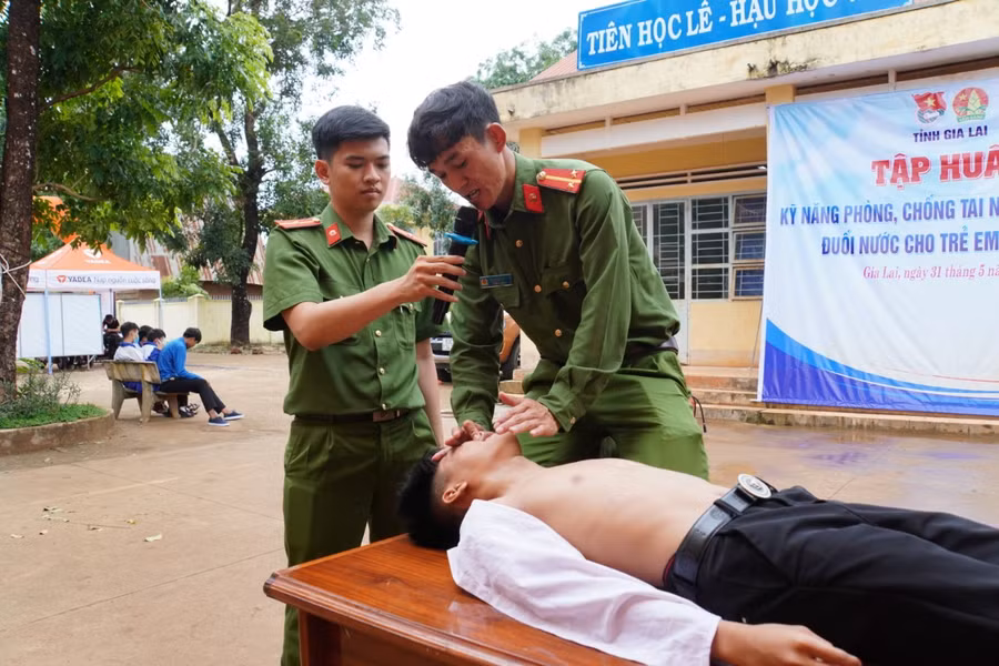 Đoàn Thanh niên Công an tỉnh tập huấn kỹ năng phòng-chống tai nạn thương tích cho học sinh Trường THCS Nguyễn Trãi. Ảnh: Đức Thụy