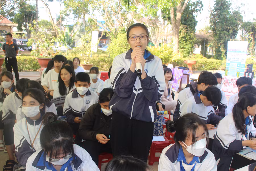 Học sinh Trường THPT Phạm Văn Đồng (huyện Ia Grai) đặt câu hỏi về ngành học tại chương trình Tư vấn, tuyển sinh-hướng nghiệp năm 2023. Ảnh: Phan Lài
