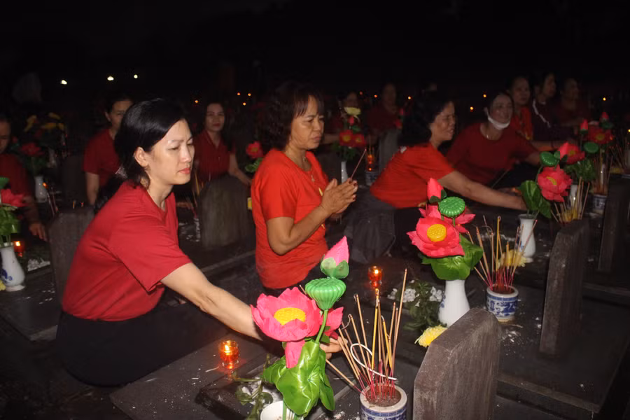 Hội viên Hội Liên hiệp Phụ nữ phường Phù Đổng (TP. Pleiku) thắp hương tri ân các anh hùng liệt sĩ. Ảnh: P.L