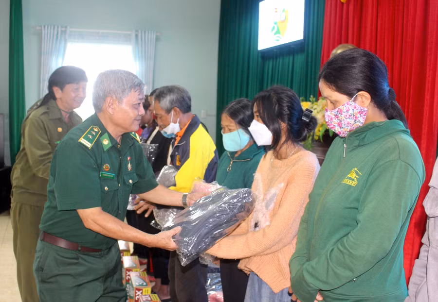 Ông Trương Minh Hải-Chủ tịch Hội Cựu TNXP TP. Pleiku tặng quà cho các hộ nghèo xã Chư Á. Ảnh: M.N