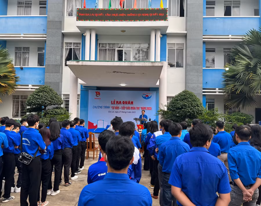 Quang cảnh lễ ra quân chương trình Tư vấn-Tiếp sức mùa thi năm 2023. Ảnh: P.L