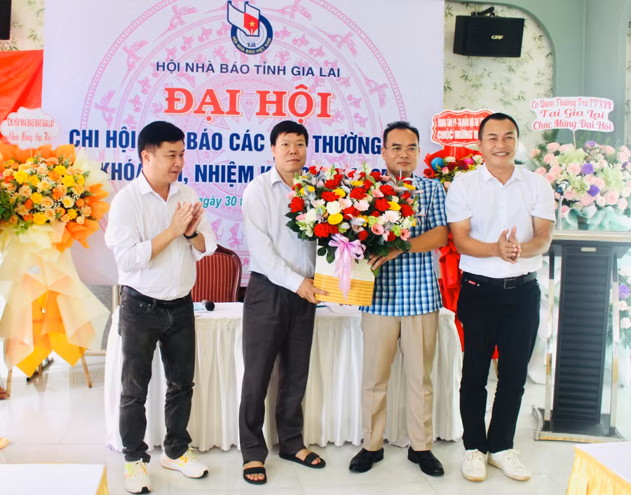Ban Thư ký Chi hội Nhà báo các Báo thường trú khóa VIII ra mắt tại Đại hội. Ảnh: P.L Ban Thư ký Chi hội Nhà báo các Báo thường trú khóa VIII ra mắt tại Đại hội. Ảnh: P.L