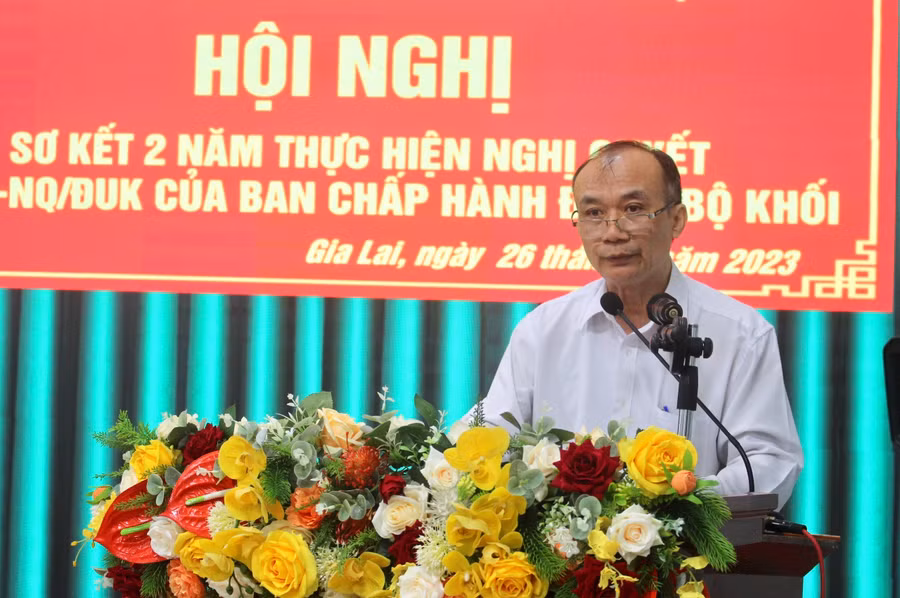Bí thư Đảng ủy Khối Huỳnh Minh Thuận phát biểu tại hội nghị sơ kết. Ảnh: P.L