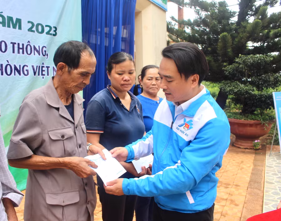 Anh Đỗ Duy Nam-Phó Bí thư Tỉnh Đoàn Gia Lai tặng quà các gia đình chính sách của huyện Chư Păh. Ảnh: P.L