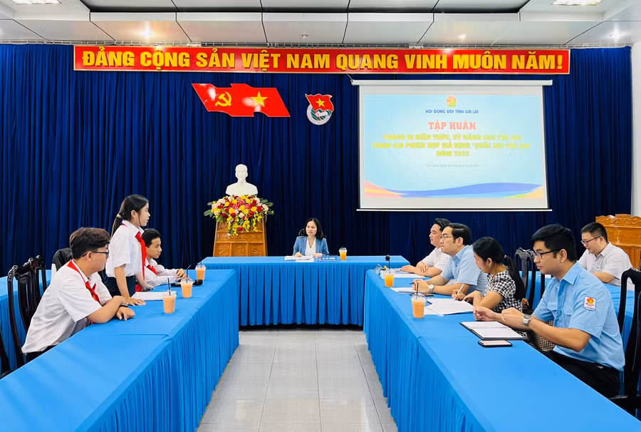 Quang cảnh buổi tập huấn trang bị kiến thức, kỹ năng cho trẻ em trước khi tham gia phiên họp giả định “Quốc hội trẻ em”. Ảnh: P.L