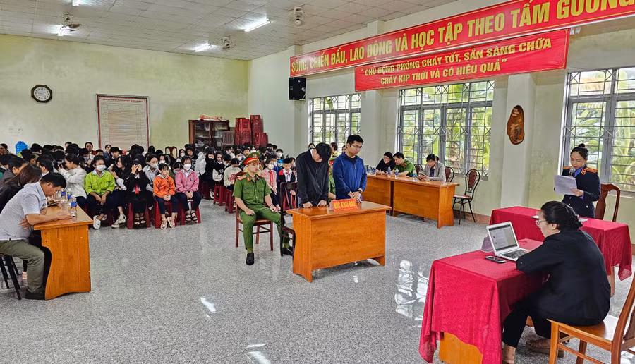 Quang cảnh phiên tòa giả định tuyên truyền phòng-chống ma túy. Ảnh: Thanh Bình