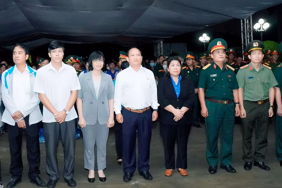 Các đồng chí lãnh đạo Tỉnh ủy-UBND-Ủy ban MTTQ Việt Nam tỉnh và lãnh đạo các sở, ban, ngành tham gia lễ thắp nến tri ân. Ảnh: Đ.T