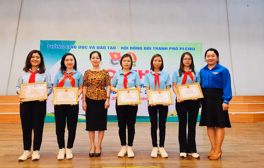 Chị Đặng Thị Thủy (thứ 2 từ trái qua)-giáo viên Tổng phụ trách Đội Trường Tiểu học Chu Văn An đạt giải nhất hội thi. Ảnh: MINH NHẬT