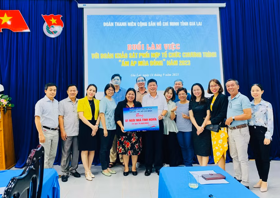 Đoàn công tác xã hội Gia Lai-Hồ Chí Minh trao bảng tượng trưng 1 căn nhà tình nghĩa cho Tỉnh Đoàn Gia Lai. Ảnh: M.N Đoàn công tác xã hội Gia Lai-Hồ Chí Minh trao bảng tượng trưng 1 căn nhà tình nghĩa cho Tỉnh Đoàn Gia Lai. Ảnh: M.N