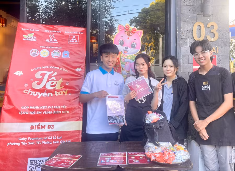 Một điểm tiếp nhận quyên góp bánh kẹo trong chiến dịch cộng đồng "Tết chuyền tay" do nhóm từ thiện Fly To Sky thực hiện. Ảnh: Phan Lài