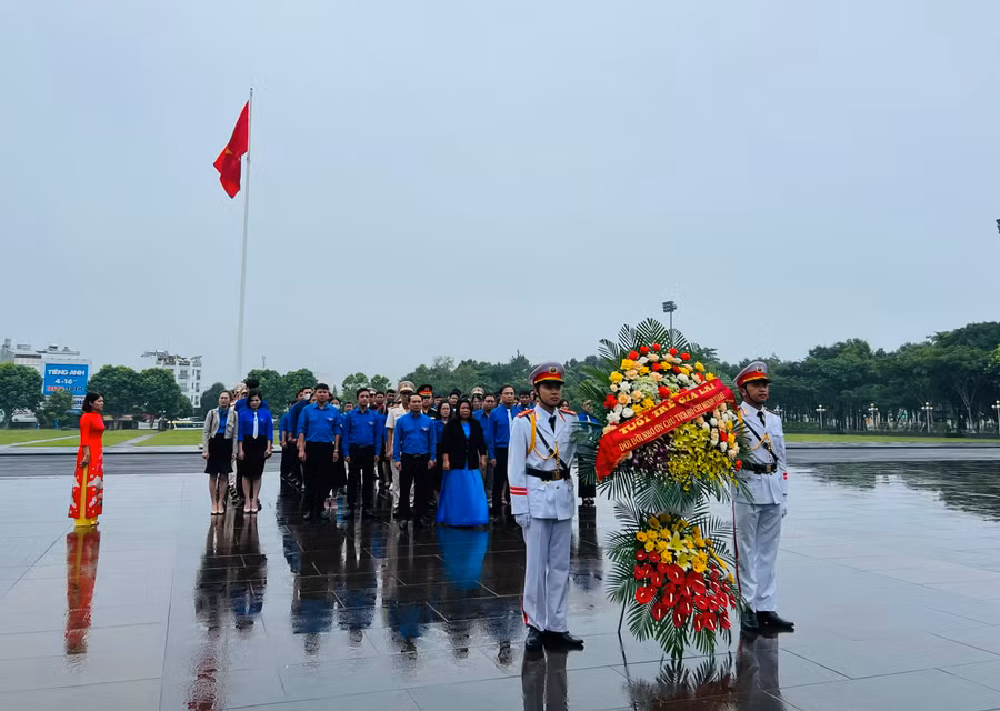 Ban Thường vụ Tỉnh Đoàn và 75 gương thanh niên tiên tiến làm theo lời Bác dâng hoa trước Tượng đài Bác Hồ với các dân tộc Tây Nguyên. Ảnh: P.L