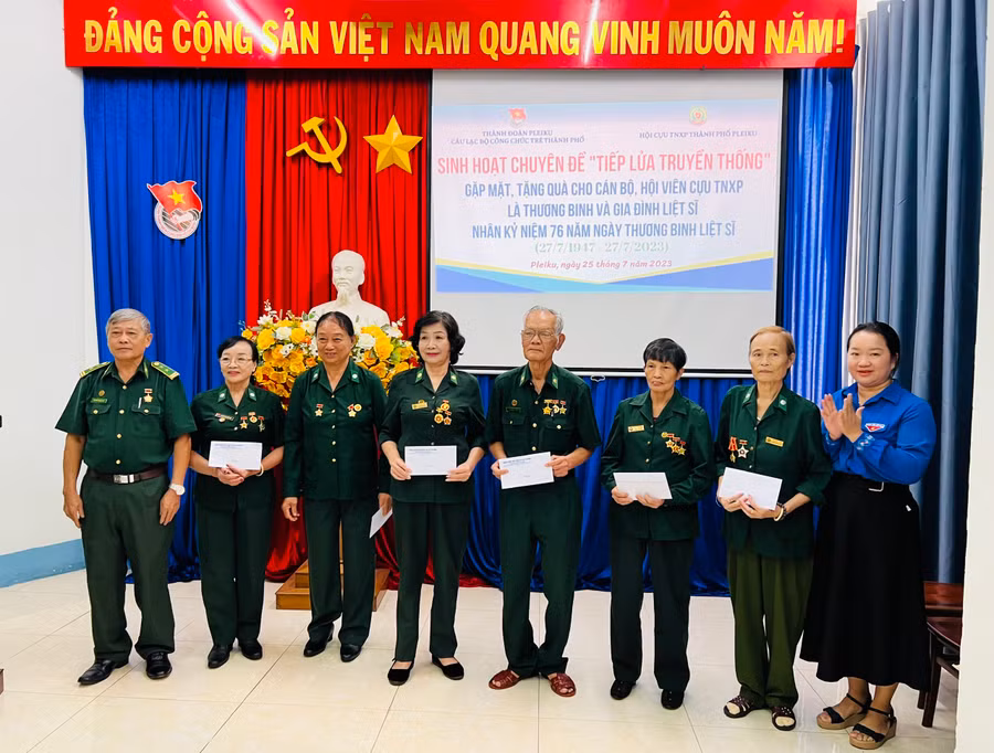 Câu lạc bộ Công chức trẻ TP. Pleiku tặng quà cho cựu thanh niên xung phong của TP. Pleiku. Ảnh: M.N Câu lạc bộ Công chức trẻ TP. Pleiku tặng quà cho cựu thanh niên xung phong của TP. Pleiku. Ảnh: M.N