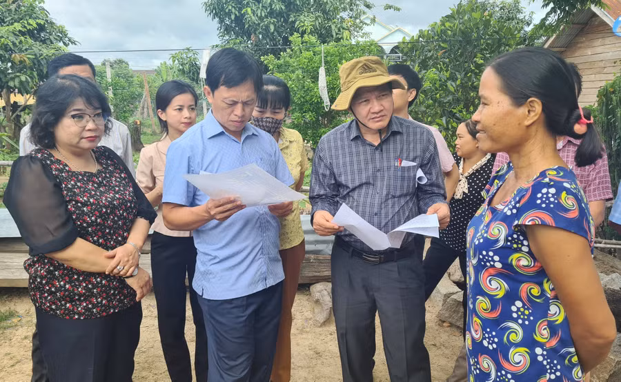 Đoàn giám sát thực tế tại hộ gia đình ông Rơ Ô Trong (buôn Bluk, xã Phú Cần, huyện Krông Pa). Ảnh: Ngọc Sang Đoàn giám sát thực tế tại hộ gia đình ông Rơ Ô Trong (buôn Bluk, xã Phú Cần, huyện Krông Pa). Ảnh: Ngọc Sang