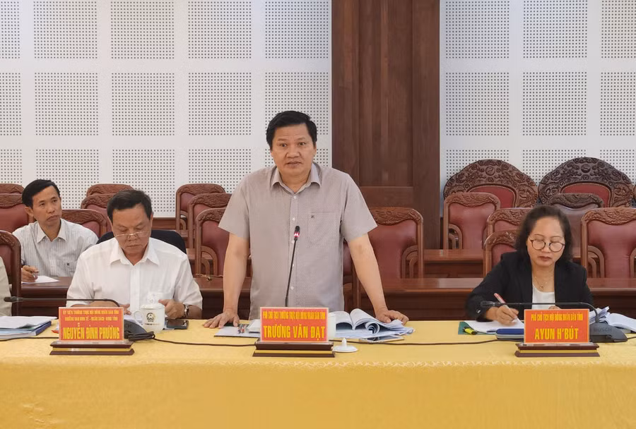 Ủy viên Ban Thường vụ Tỉnh ủy, Phó Chủ tịch Thường trực HĐND tỉnh Trương Văn Đạt phát biểu kết luận buổi làm việc. Ảnh: Ngọc Sang