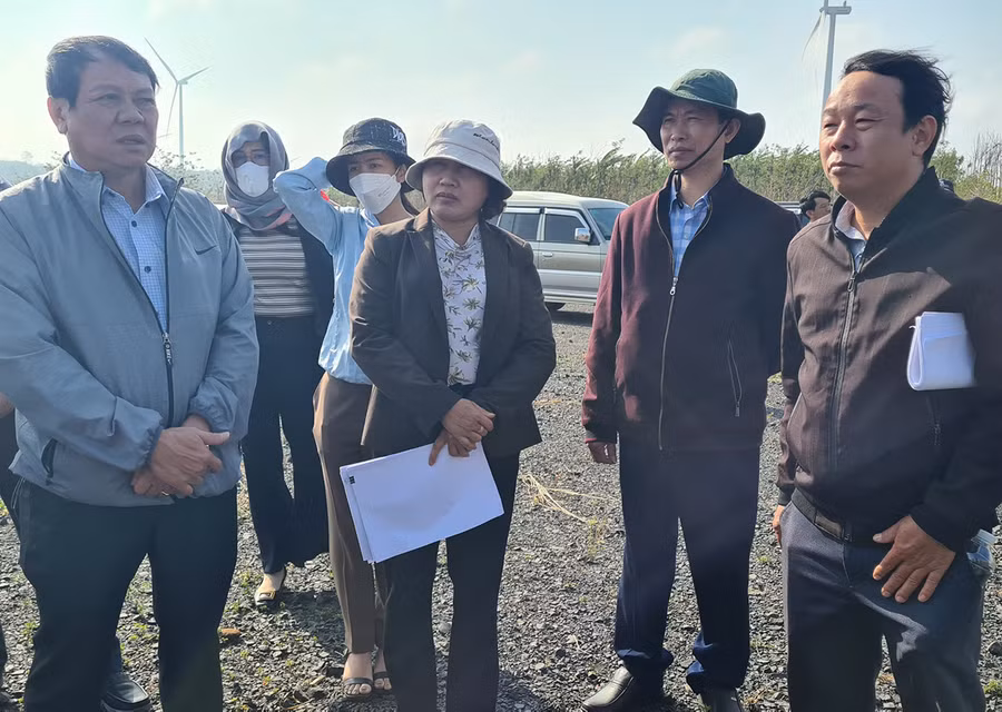 Phó Chủ tịch HĐND tỉnh Ayun H’Bút (thứ 3 từ phải sang) cùng các thành viên trong đoàn giám sát đến khảo sát một số cột trụ điện gió của Nhà máy Điện gió Nhơn Hòa 1. Ảnh: Ngọc Sang