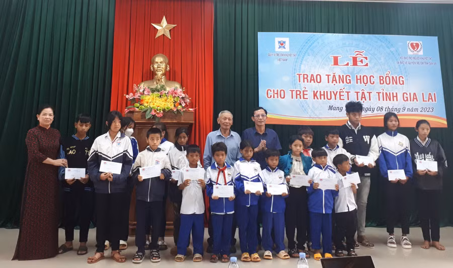 Trao học bổng cho học sinh khuyết tật có hoàn cảnh khó khăn trên địa bàn huyện Mang Yang. Ảnh: Phạm Ngọc Trao học bổng cho học sinh khuyết tật có hoàn cảnh khó khăn trên địa bàn huyện Mang Yang. Ảnh: Phạm Ngọc