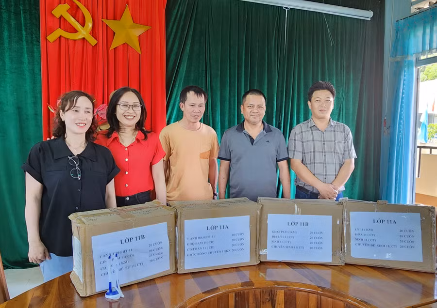 Đại diện Ban Giám hiệu nhà trường nhận sách giáo khoa và tập vở để trao cho các em học sinh có hoàn cảnh khó khăn trong năm học mới. Ảnh: Phạm Ngọc Đại diện Ban Giám hiệu nhà trường nhận sách giáo khoa và tập vở để trao cho các em học sinh có hoàn cảnh khó khăn trong năm học mới. Ảnh: Phạm Ngọc