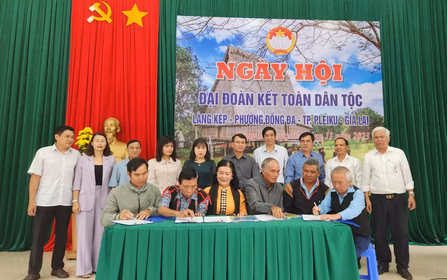 Các đại biểu chứng kiến việc ký kết chương trình phối hợp thi đua năm 2024 của làng Kép. Ảnh: Ngọc Sang