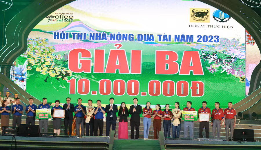 Ban tổ chức trao giải ba cho đội Gia Lai (bên phải) và đội Kon Tum. Ảnh: T.A Ban tổ chức trao giải ba cho đội Gia Lai (bên phải) và đội Kon Tum. Ảnh: T.A