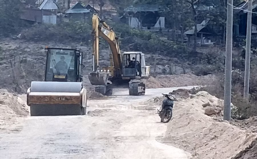 Tuyến đường từ xã Đak Tơ Ve đi xã Hà Tây được các nhà thầu dồn tổng lực để hoàn thiện km cuối cùng, dự kiến hoàn thành trong tháng 4-2023. Ảnh: Phạm Ngọc