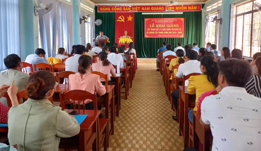 Quang cảnh lễ khai giảng lớp Trung cấp lý luận chính trị hệ không tập trung tại Mang Yang. Ảnh: Kim Ngọc