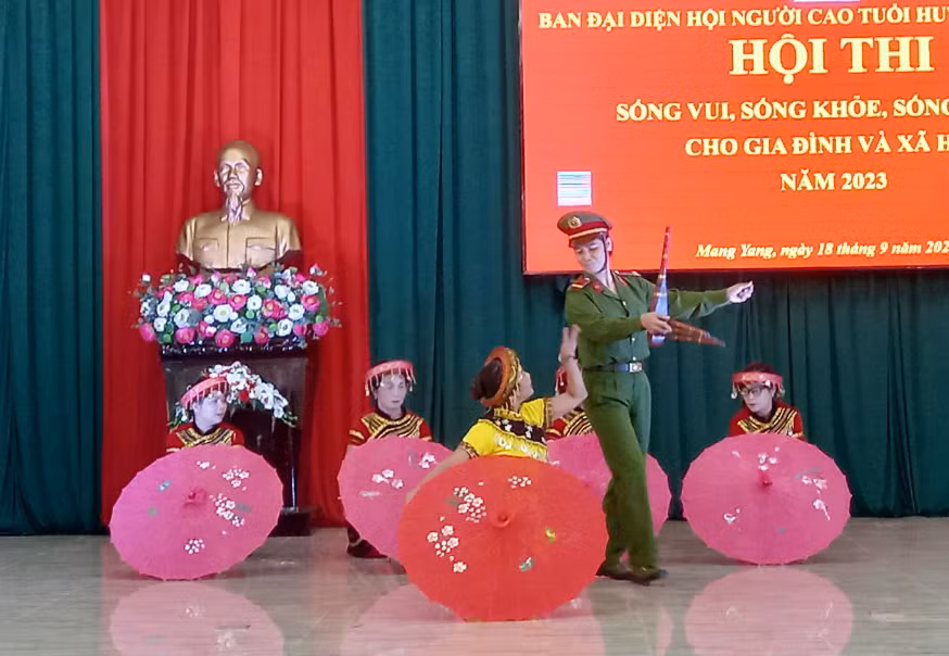 Phần thi tài năng của đội xã Đak Ta Ley. Ảnh: Kim Ngọc