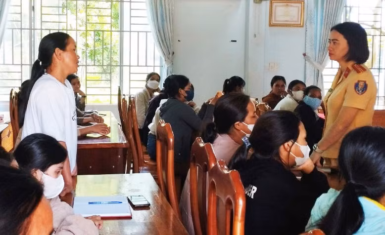 Các hội viên phụ nữ được hướng dẫn về kỹ năng xử lý, ứng xử trong các tình huống khi tham gia giao thông. Ảnh: Văn Minh