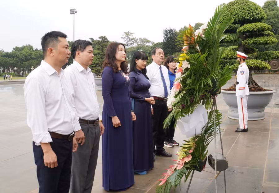 Lãnh đạo Trường THPT chuyên Hùng Vương báo công dâng Bác. Ảnh: Đức Thụy