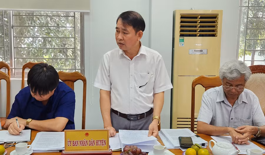 Ông Phạm Vũ Tú-Phó Chủ tịch UBND huyện Chư Prông nêu kiến nghị với đoàn giám sát. Ảnh: Ngọc Sang
