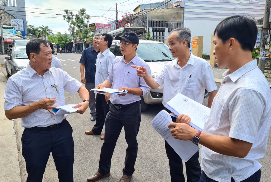Đoàn giám sát kiểm tra thực tế các cơ sở nhà, đất vắng chủ do UBND thị xã An Khê quản lý. Ảnh: Ngọc Sang