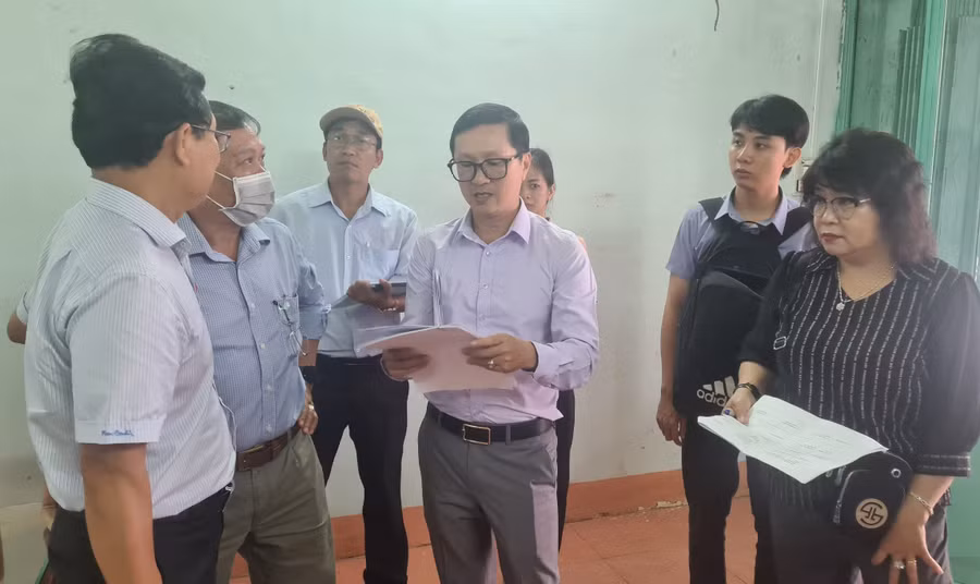 Đoàn giám sát kiểm tra các căn nhà vắng chủ trên địa bàn TP. Pleiku. Ảnh: Ngọc Sang
